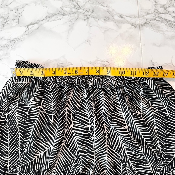 Fab’rik | Black & White Loose Flowy Shorts - Picture 6 of 10